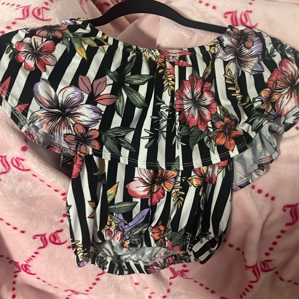 M size crop top it’s beautiful and only worn once